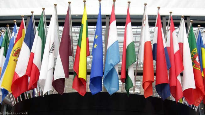 Flaggen der EU-Mitgliedsländer vor dem Gebäude des Europäischen Rates