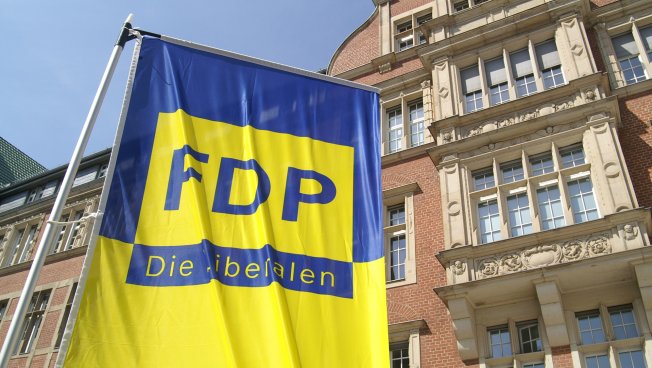 FDP-Flagge vor dem Thomas-Dehler-Haus in Berlin