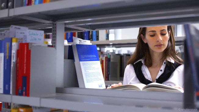 Studentin in der Bibliothek: Zahl der BAföG-Empfänger liegt bei über einer Million