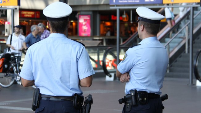 Zwei Polizisten an einem öffentlichen Platz