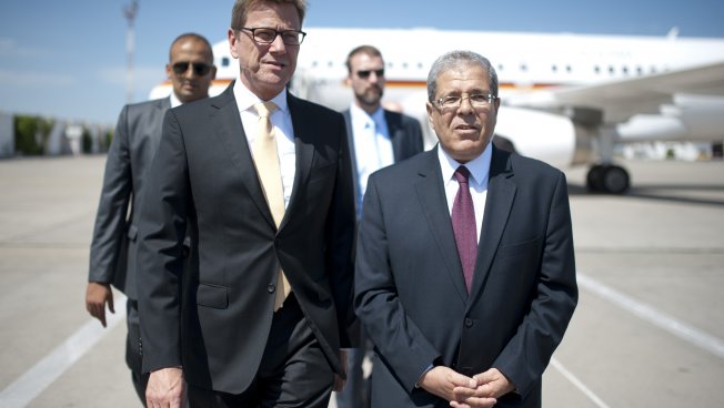 Guido Westerwelle mit seinem Amtskollegen Othman Jirandi in Tunesien (Bild: Photothek)