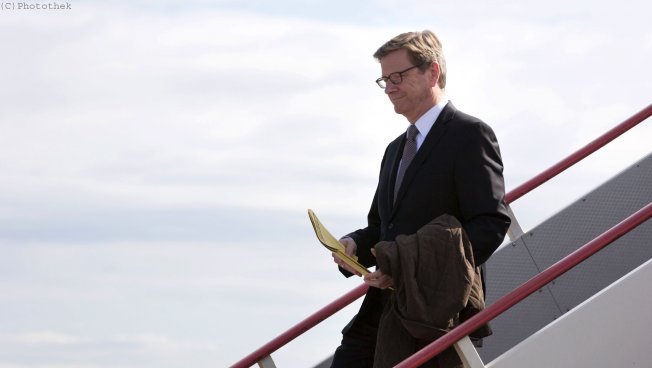 Guido Westerwelle steigt die Gangway herab