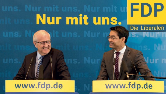 Rainer Brüderle und Philipp Rösler am Rednerpult vor Plakat mit Aufschrift Nur mit uns