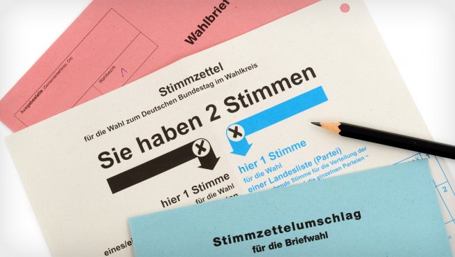 Wahlunterlagen mit Stimmzettel und Bleistift