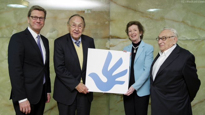 Guido Westerwelle, Hans-Dietrich Genscher, Egon Bahr, Mary Robinson mit blauer Hand als Symbol des Menschenrechtsrates