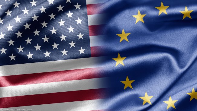 Amerikanische und EU-Flagge