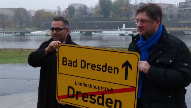 Mit einem neuen Ortsschild, Aufschrift „Bad Dresden“, wurde vor der markanten Silhouette der Stadt ein deutliches Zeichen gesetzt. (Foto: fdp-fraktion dresden)