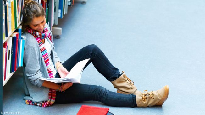 Schülerin in Bibliothek