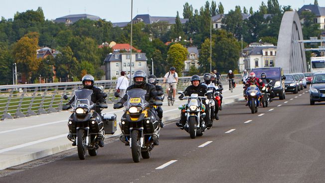 Angeführt wird die wilde Truppe von Holger Zastrow, dem sächsischen FDP-Chef und stellvertretenden FDP-Bundesvorsitzenden, auf seiner schwarz-gelben BMW GS 1200 Adventure (Bildquelle: fdp sachsen)