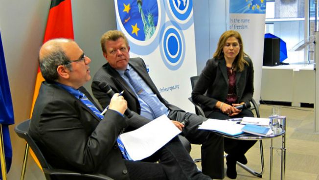 Aristidis Hatzis, Ronald Meinardus und Hala Mostafa diskutieren in Brüssel. Bild: Freiheit.org