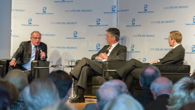 Randolf Rodenstock, Moderator Jörg van Hooven und Christian Lindner diskutieren in München. Bild: Freiheit.org