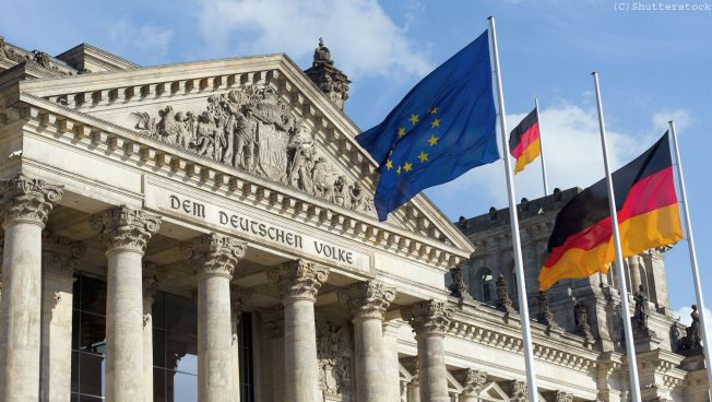 Reichstag in Berlin mit der Aufschrift "Dem deutschen Volke"