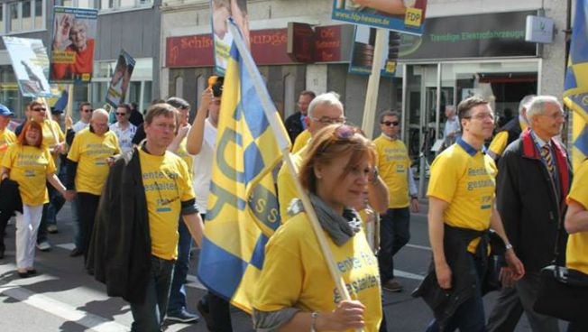 Liberale demonstrieren gegen das Rentenpaket der Großen Koalition. Bild: FDP Hessen