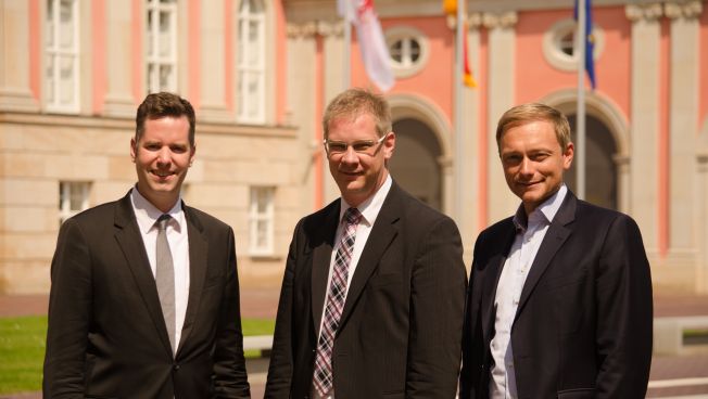 Christian Dürr, Andreas Büttner und Christian Lindner vor dem Landtag in Potsdam