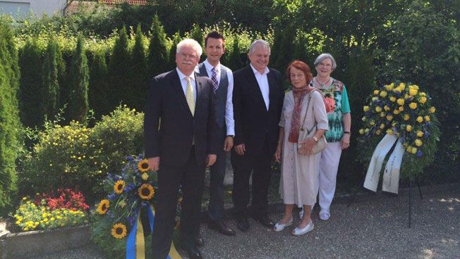 Martin Zeil (Staatsminister a.D.) Andreas Hügerich (Bürgermeister Lichtenfels, SPD) Thomas Hacker, (Präsident der Thomas-Dehler-Stiftung) Edith Endrös-Baum (Pflegetochter Thomas Dehlers) Irmgard Nehmzow (Kreisvorsitzende FDP Lichtenfels)