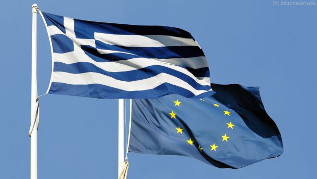 Griechische Flagge und EU-Flagge