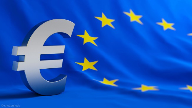 Euro-Zeichen vor der EU-Flagge