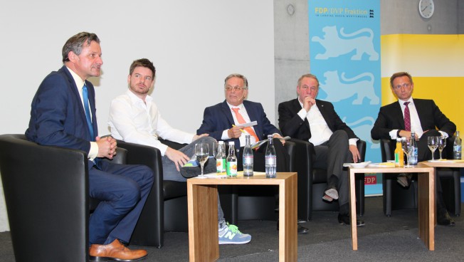 Hans-Ulrich Rülke und Christian Lindner sprechen mit Firmengründern