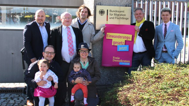 Sebastian Körber, Albert Duin und ihre Mitstreiter vor dem BAMF in Nürnberg