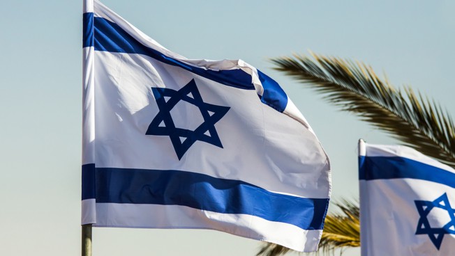 Israelische Flagge vor blauem Himmel