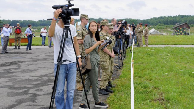 Journalisten in der Ukraine. Bild: CC BY 2.0 U.S. Army Europe Images / Flickr / bearbeitet