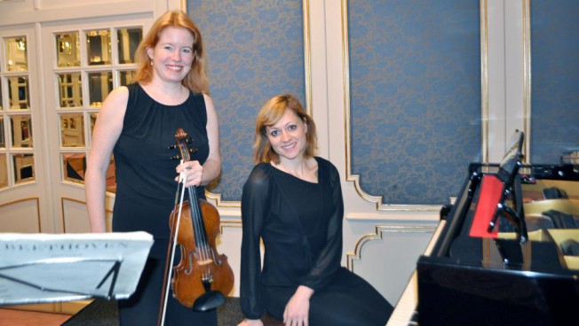 Violinistin Annette Rehberger (l.) und Pianistin Marjana Plotkina