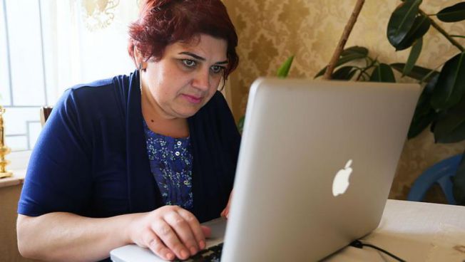 Khadija Ismayilova am Laptop. Bild: Aziz Karimov, CC BY-SA 4.0, bearbeitet.
