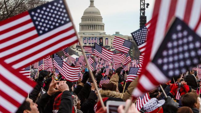 US-Flaggen vor dem Kapitol in Washington