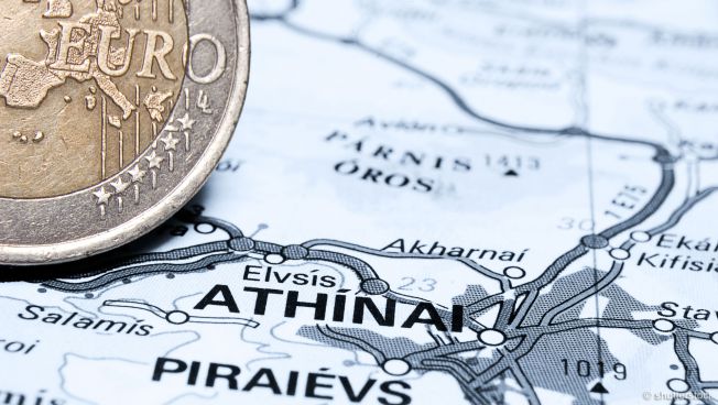 Euro-Münze auf einer Karte von Griechenland