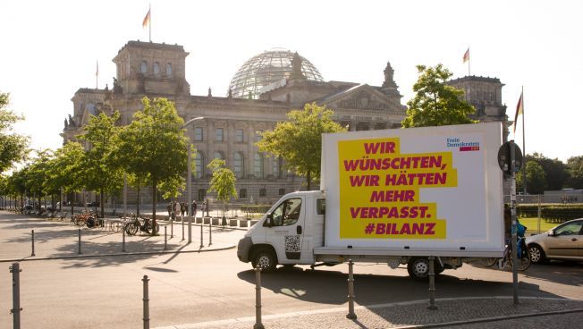 FDP-Plakat auf Lkw vor dem Reichstag