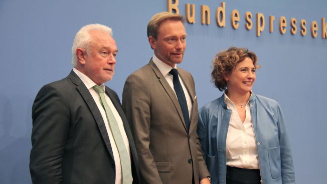 Wolfgang Kubicki, Christian Lindner und Nicola Beer vor der Bundespressekonferenz