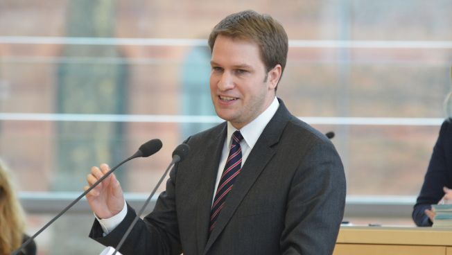 Christopher Vogt spricht im schleswig-holsteinischen Landtag