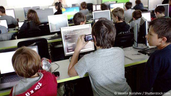 Schüler vor Computern
