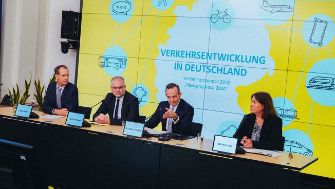 Tobias Roth, Christian Neef, Dr. Volker Wissing, Bettina Lauer bei der Präsentation der Verkehrsentwicklung in Deutschland im Rahmen der Verkehrsprognose 2040.