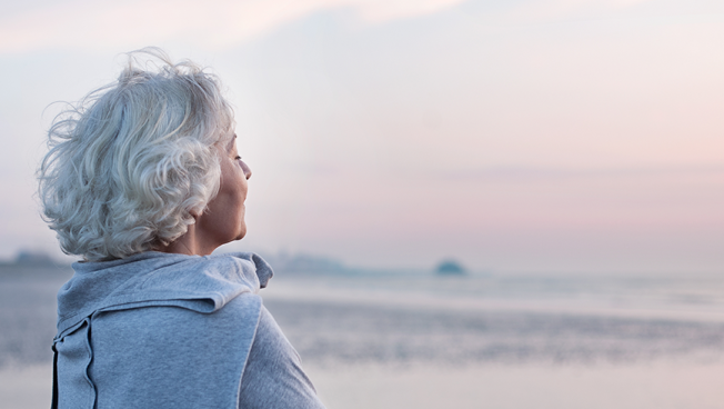 Seniorin blickt in die Zukunft