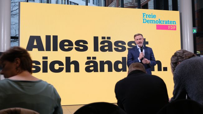 Lindner vor dem Kampagenslogan. 