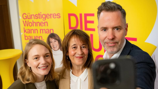 Ria Schröder, Katarina Blume und Christian Dürr machen ein Selfie. 