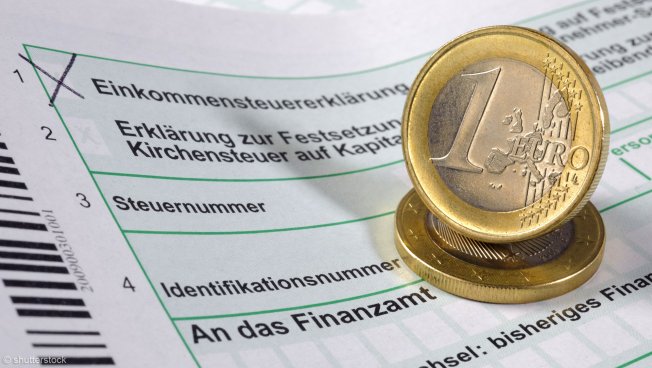 Steuerformular und Euromünze