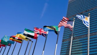 Flaggen vor UN-Gebäude in New York