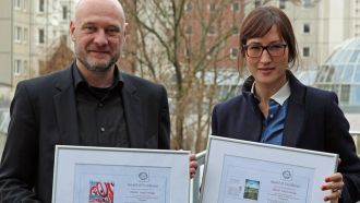  Boris Eichler (CvD liberal) und Doris Bergmann (Pressereferentin der Friedrich-Naumann-Stiftung) freuen sich über die Urkunden 