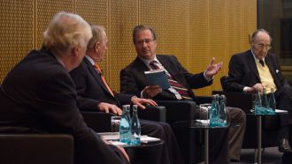 Moderator Gerd Appenzeller diskutiert mit Ischinger, Kinkel und Genscher.